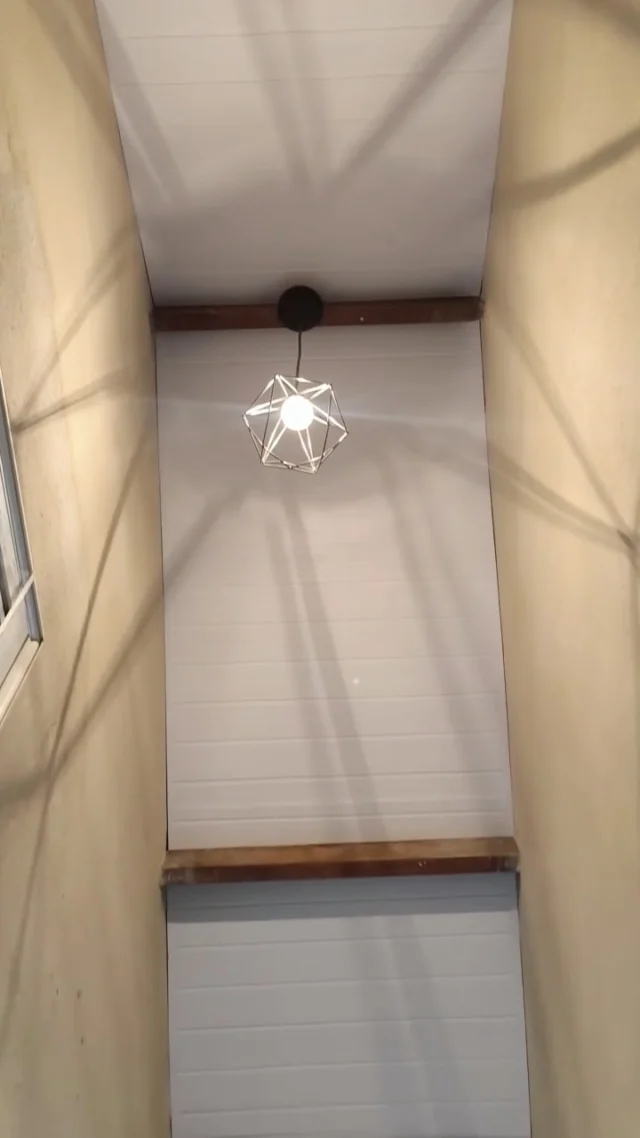 Uma transformação que você encontra somente aqui, na Forro Silva! ✨ Forro PVC branco frisado, com acabamento impecável e cuidado em cada detalhe.