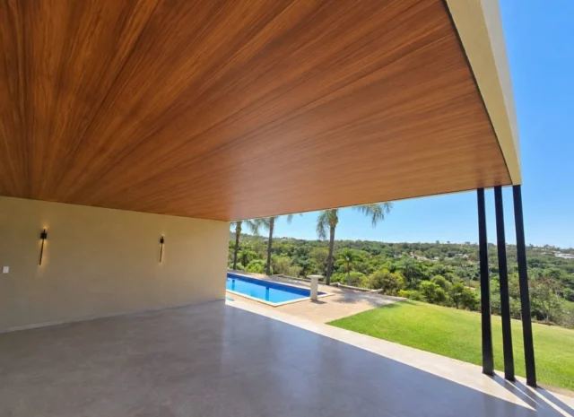 Teto Vinílico Jacarandá 🌿✨ Elegância, aconchego e sofisticação em cada detalhe. Um acabamento que transforma o ambiente e valoriza o projeto.