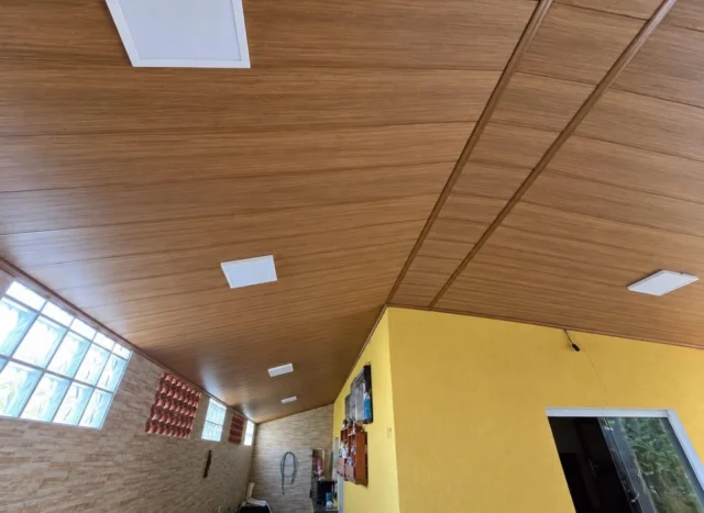 Linha Econômica | Amadeirado Cerejeira 🤎 Uma opção para quem busca o visual amadeirado, aconchego e um ótimo custo-benefício.