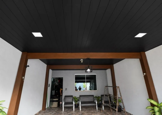 FORRO PVC PRETO ✨ Elegância e sofisticação que seu ambiente merece! Projetos 100% reais, com acabamento de qualidade e transformação de verdade.