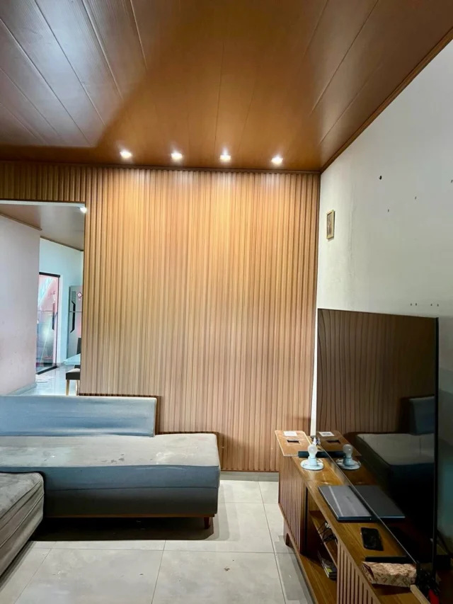 TETO VINÍLICO ANGELIM + PAINEL RIPADO ANGELIM ✨ Projeto realizado com acabamento impecável e resultado 100% fiel à realidade!